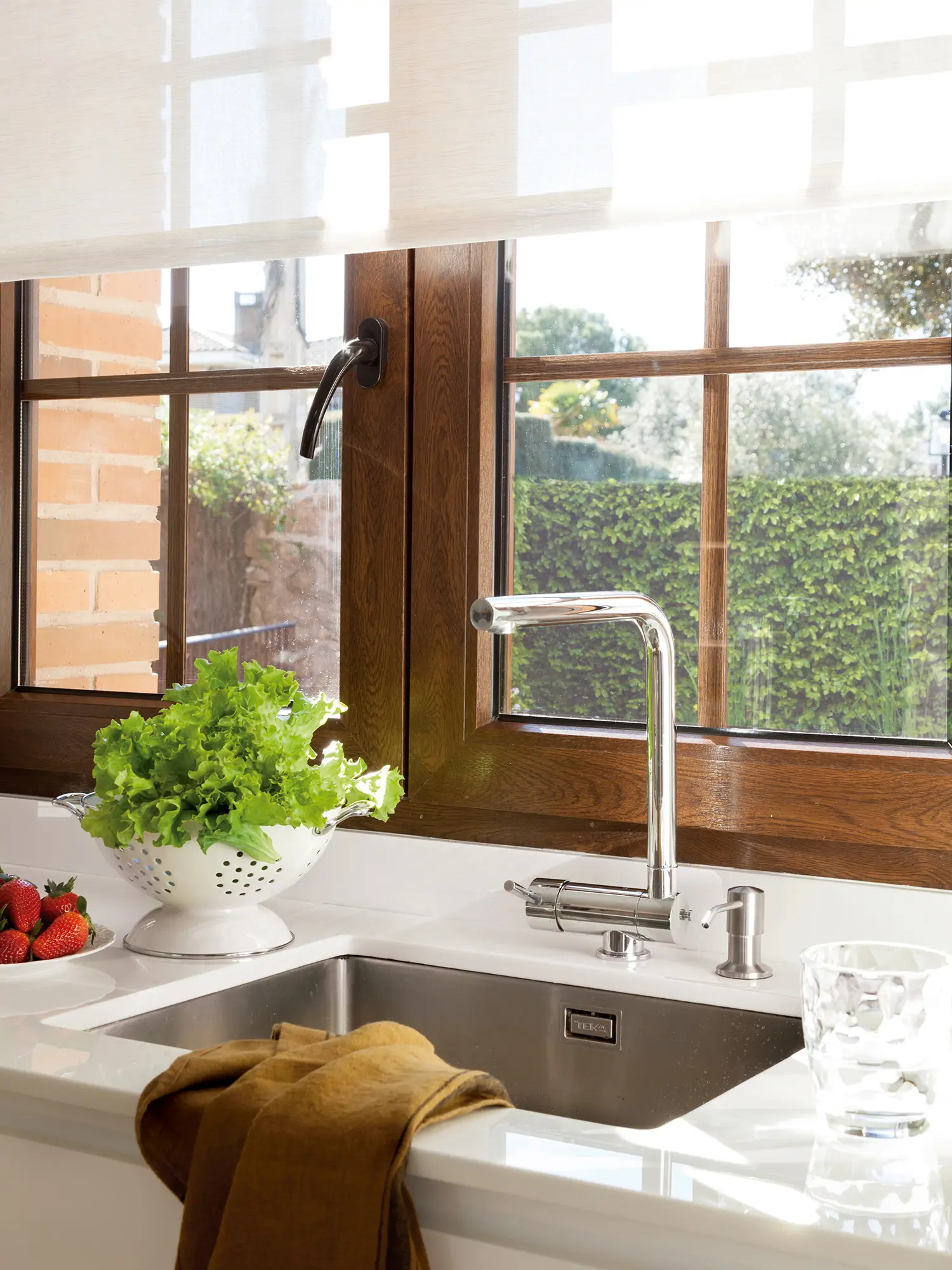 Detalle de la grifería de cocina delante de la ventana