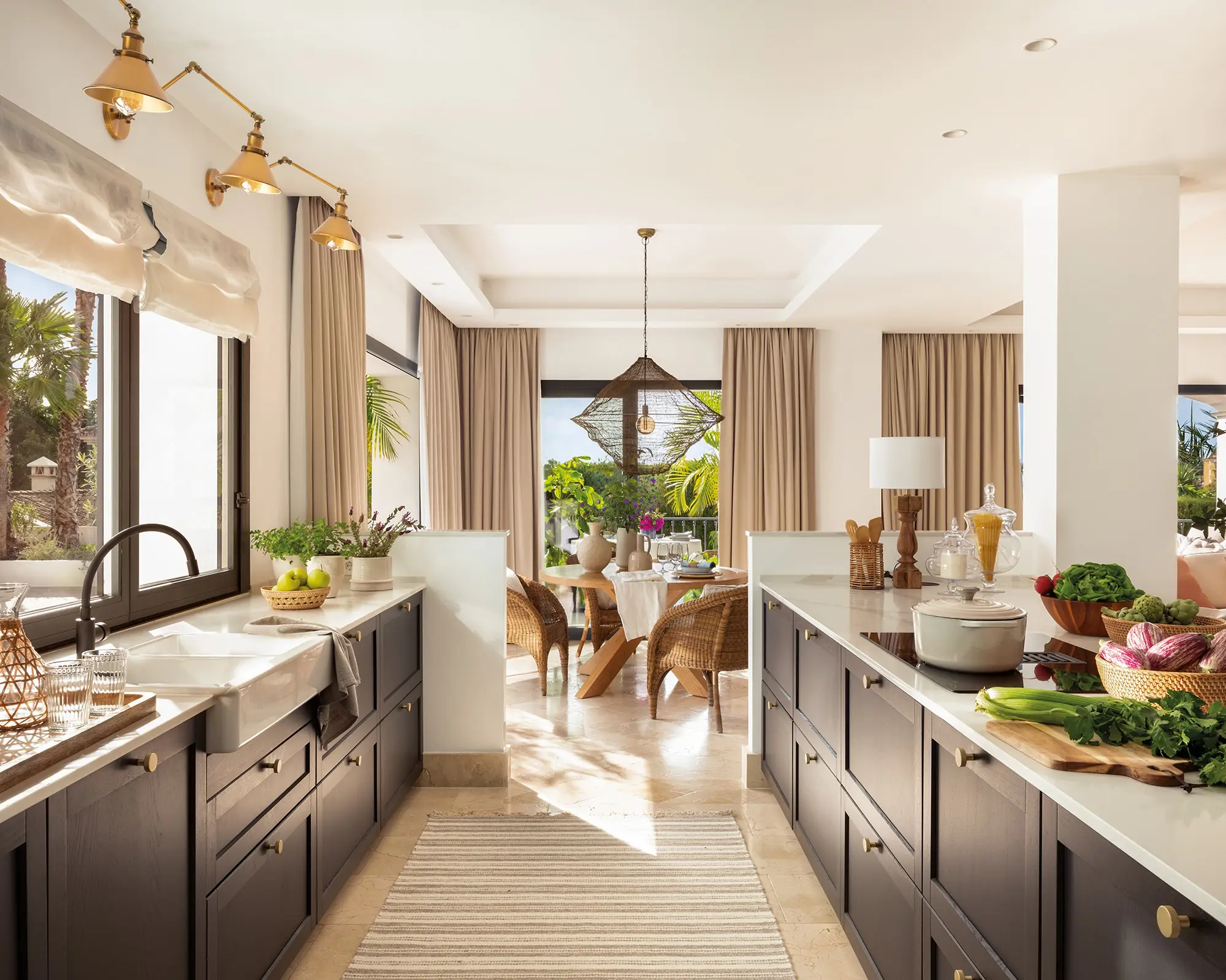 Cocina abierta al comedor con muebles enfrentados