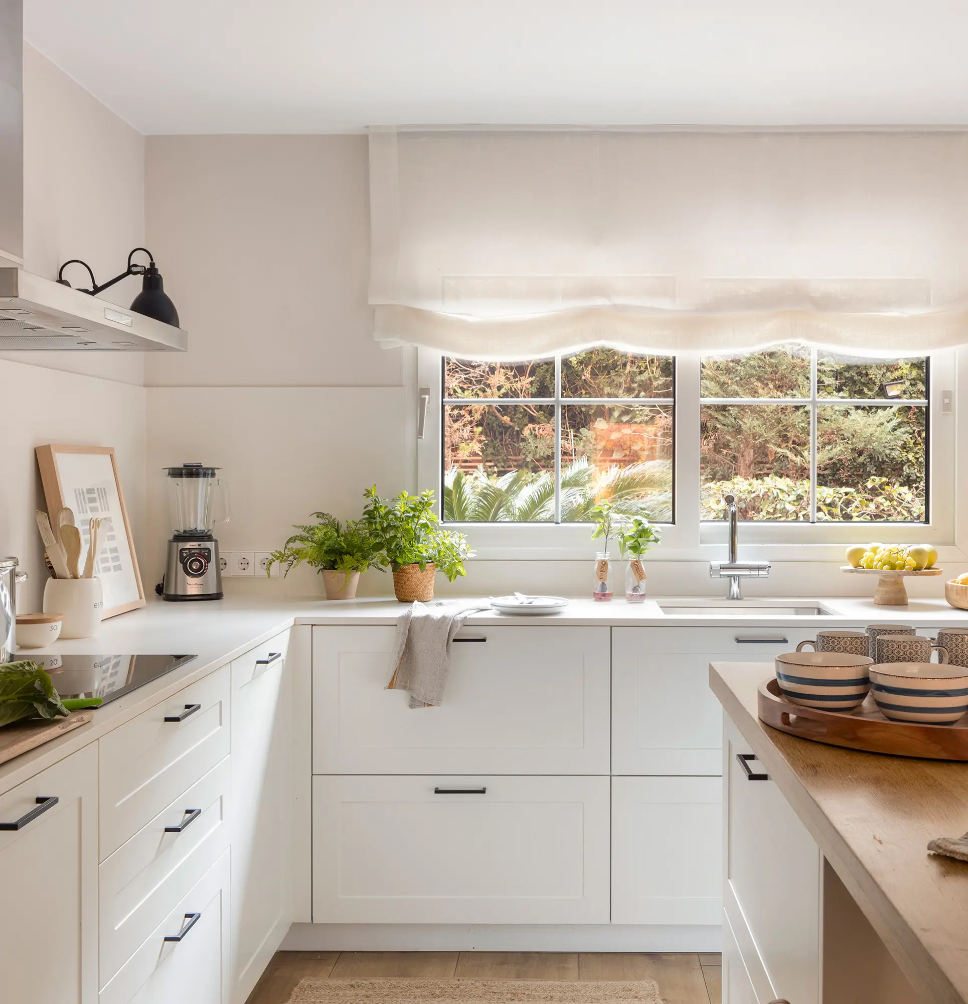 Cocina con muebles en color blanco