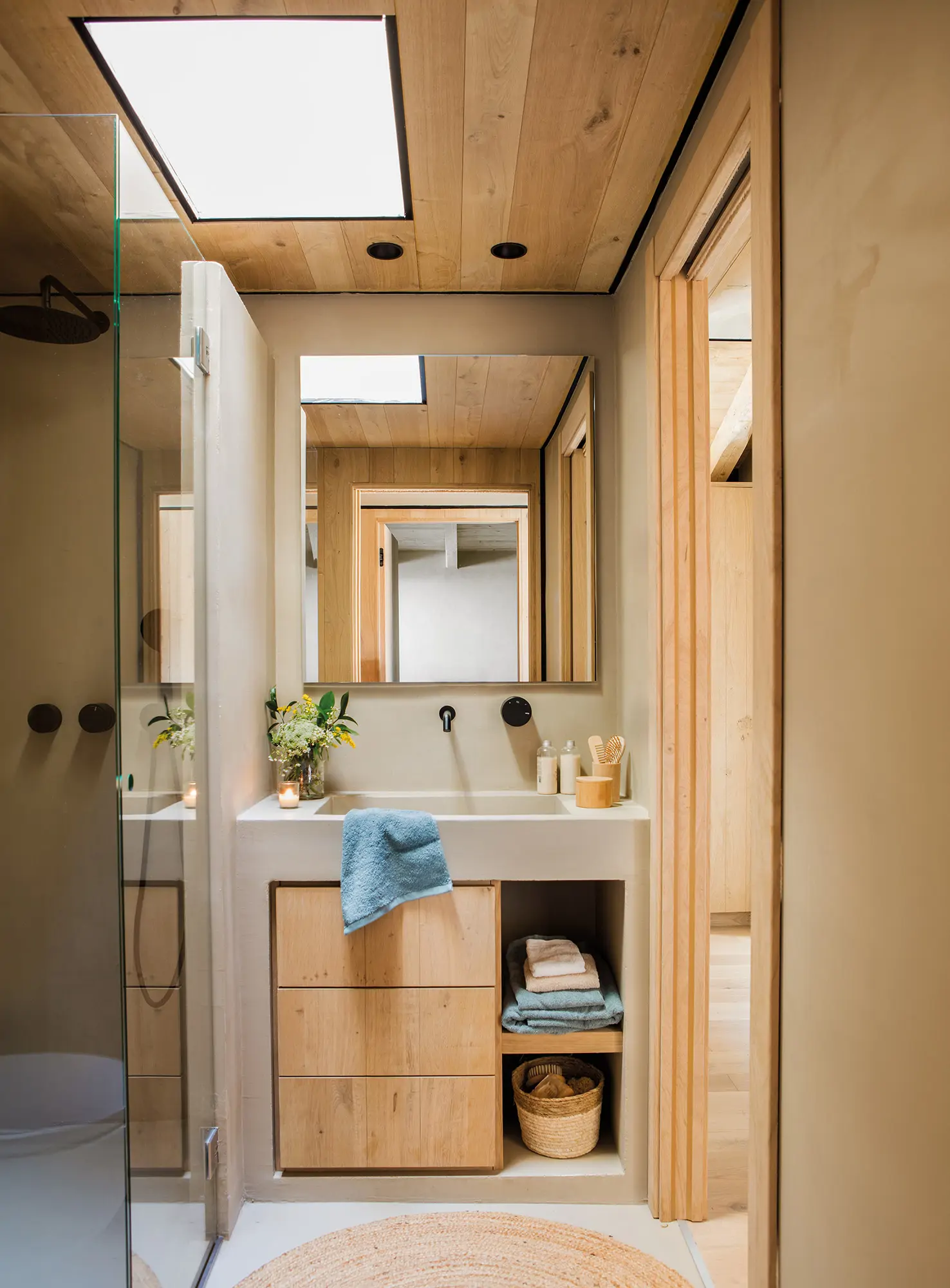 Baño pequeño con techo de madera