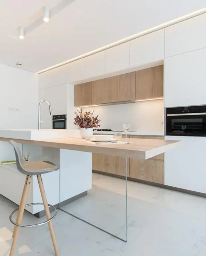 Una cocina en blanco y madera