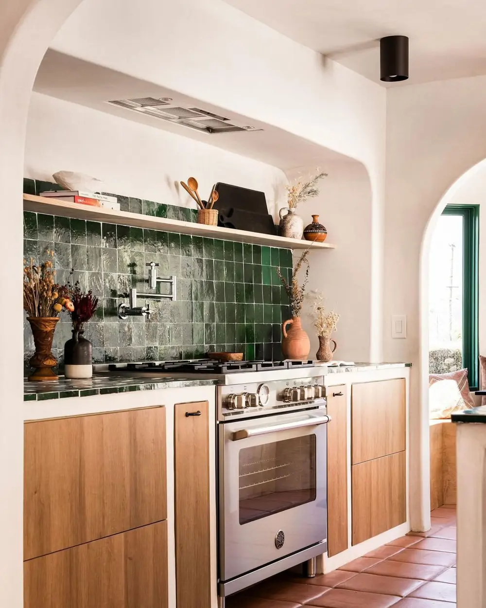 Cocina de estilo español reformada por Bungalowe