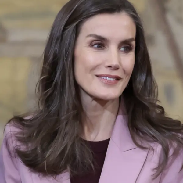 Así es la chaquetita de la Reina Letizia en el color tendencia de la primavera 2025 (encontramos en Zara una igual)