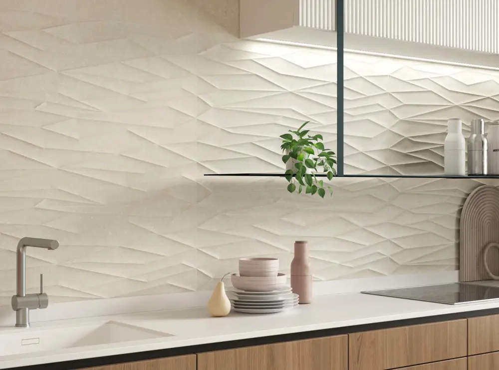 una cocina con ceramica inspirada en las olas del mar