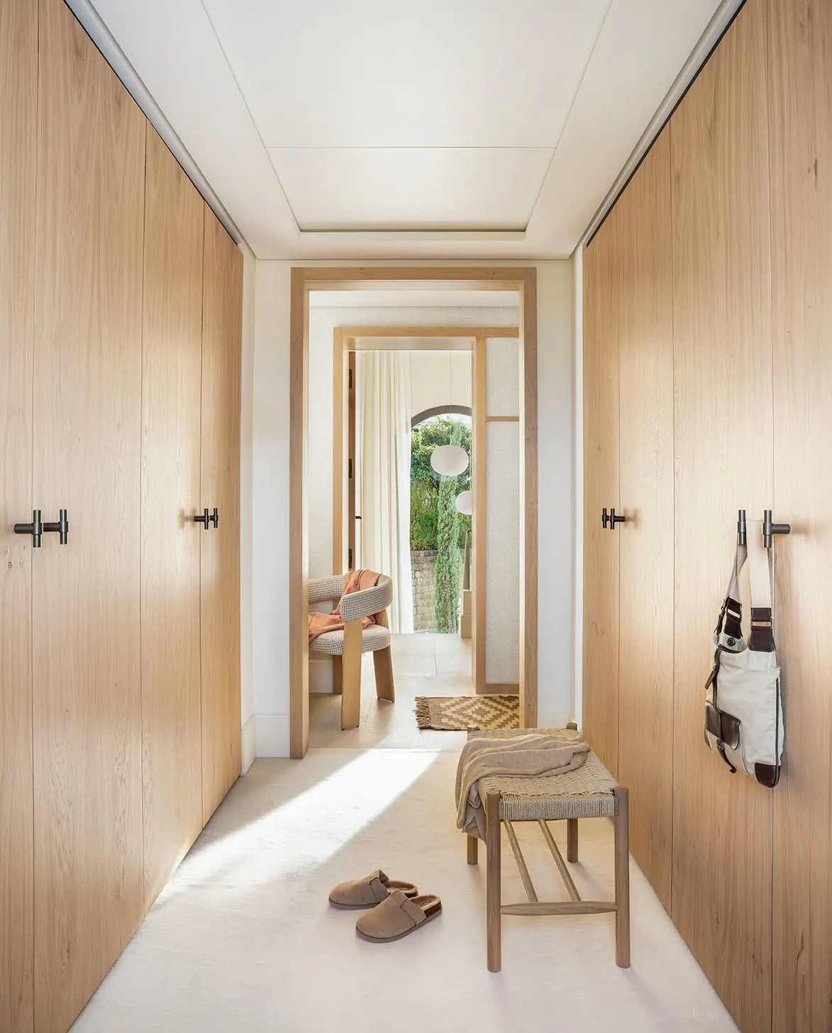 vestidor en paralelo con puertas de madera de roble banqueta Villa Serena