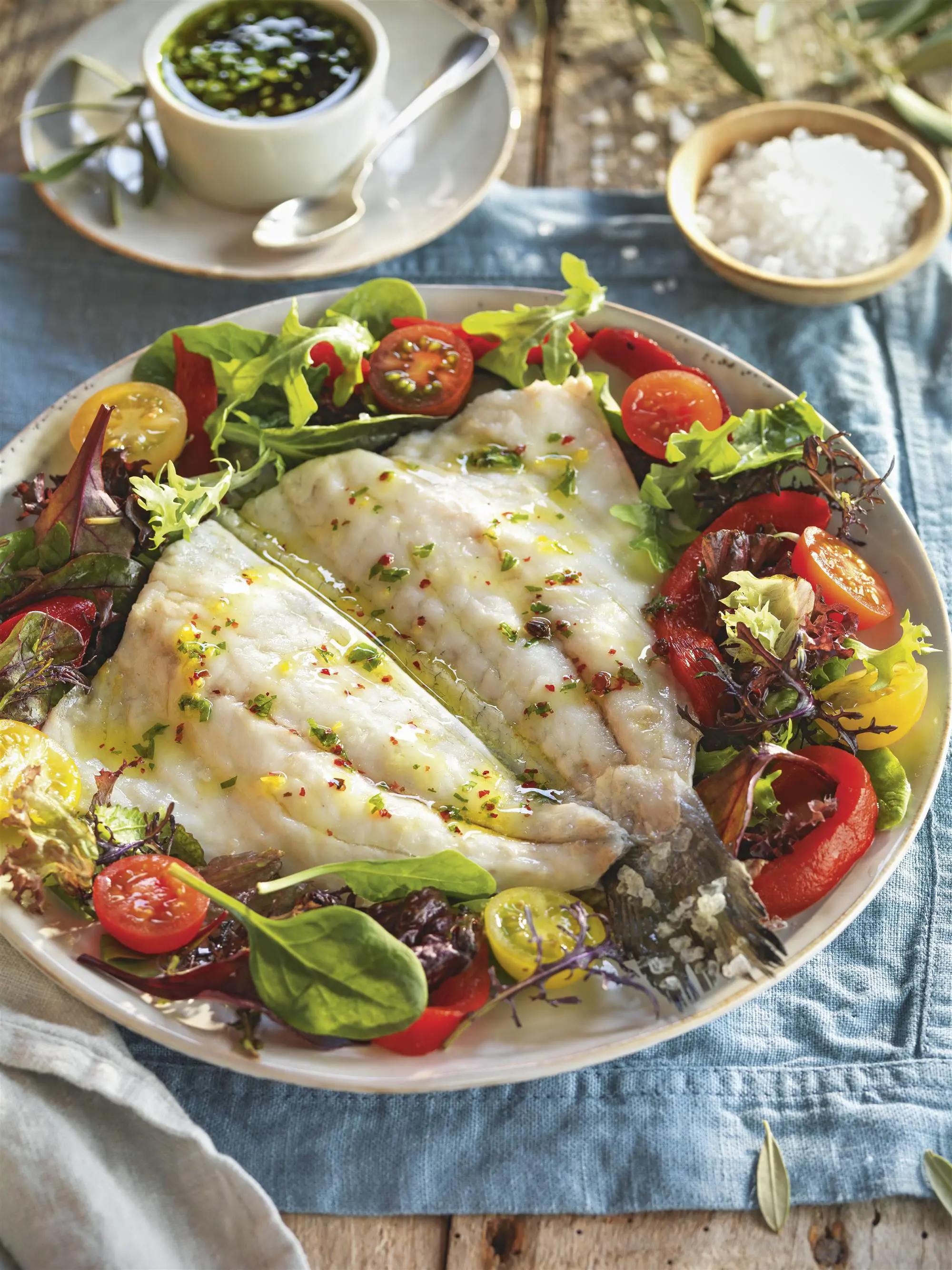 Dorada a la sal con ensalada de tomatitos