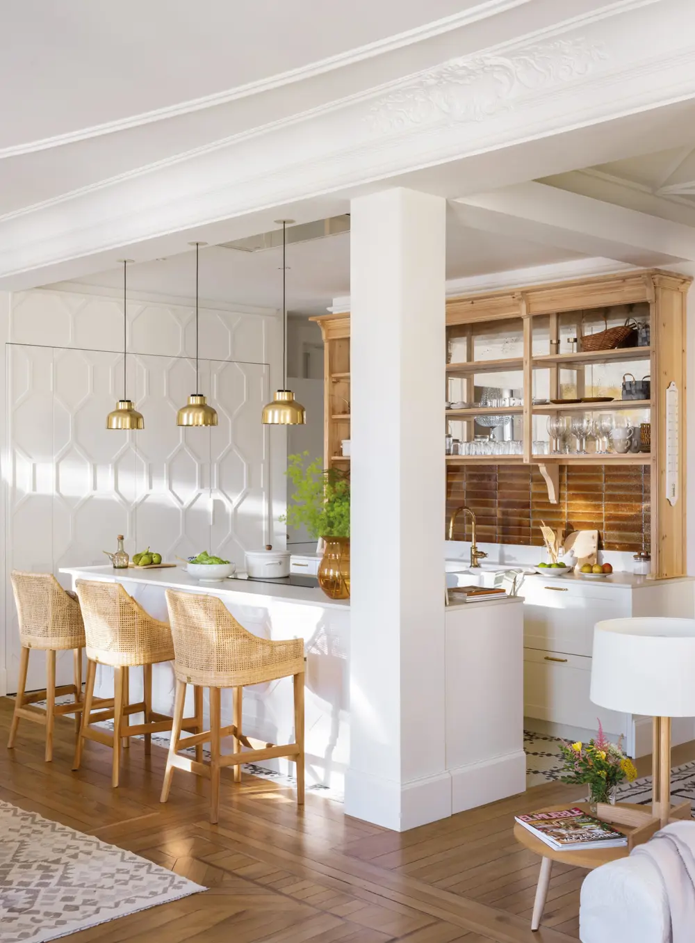 Cocina blanca con mueble de madera y columna