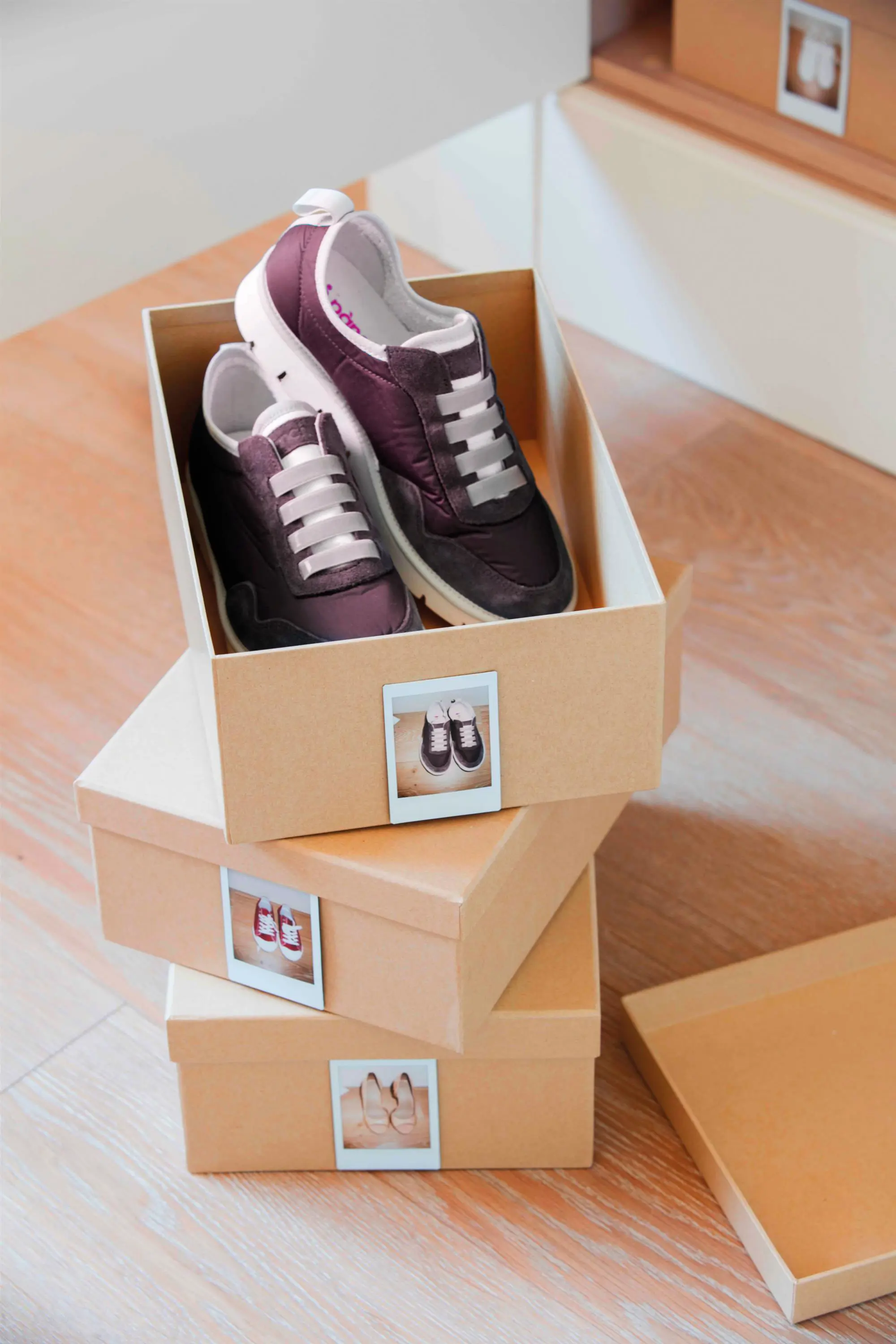 Guarda los zapatos en cajas con fotos de su contenido