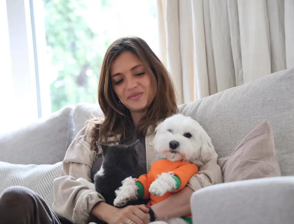 Sara Carbonero en el sofá con su perrita Ana