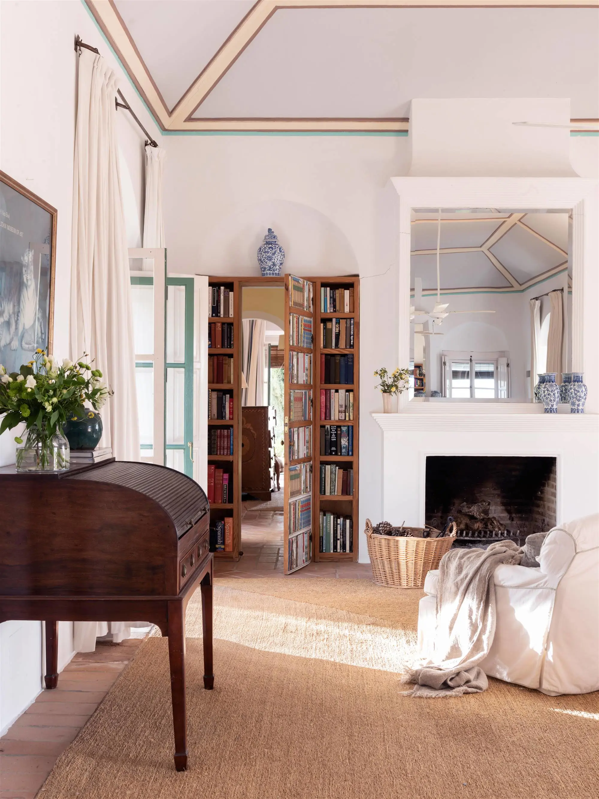 Puerta en salón con apariencia de librería