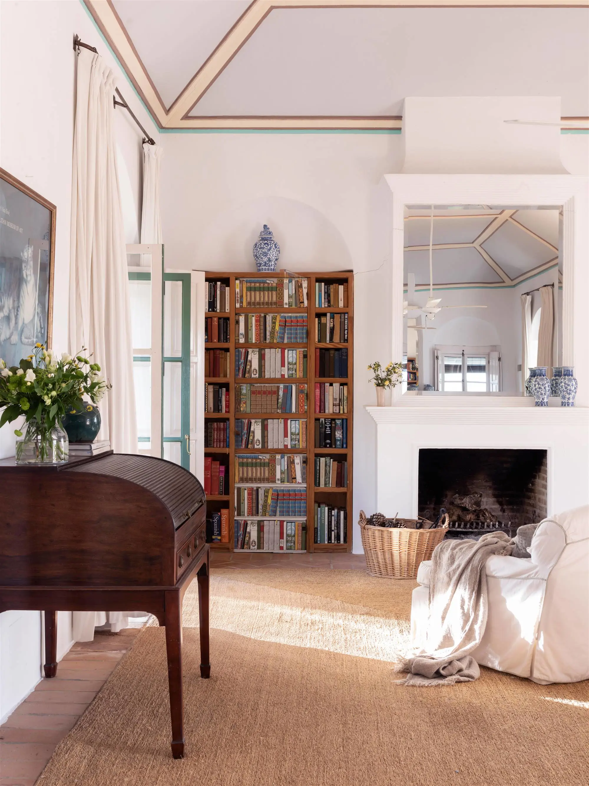 Librería en salón que en realidad es una puerta