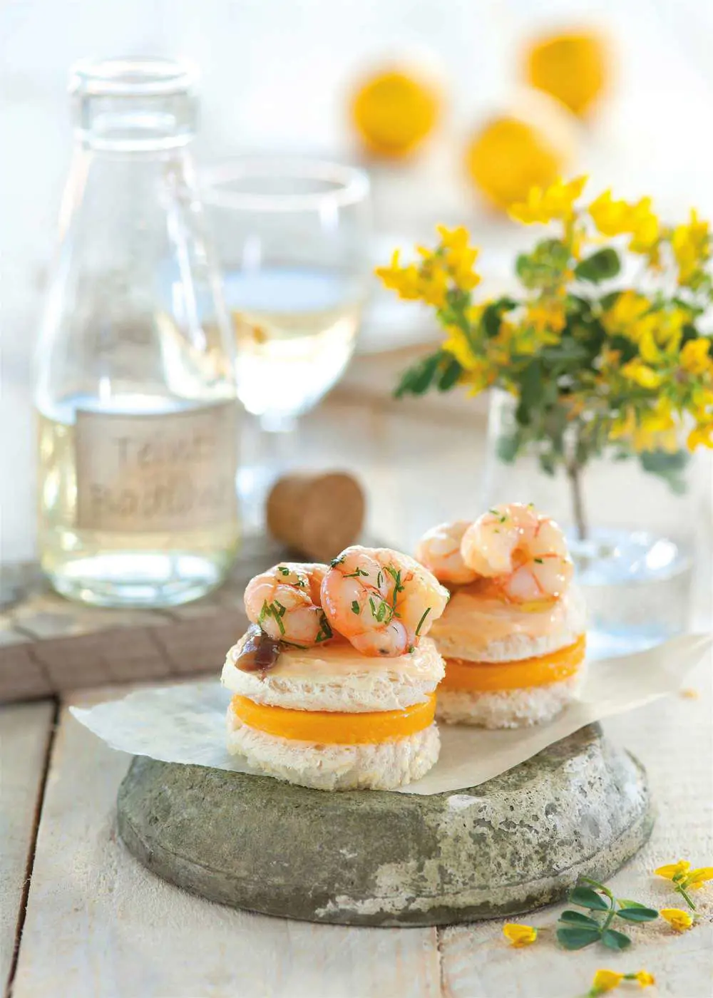 canapés rellenos de mango con gambas 