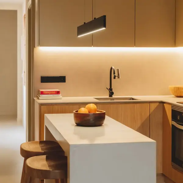 Una cocina pequeña (de 6m2) con una isla estrecha y muebles de madera modernos y acogedores