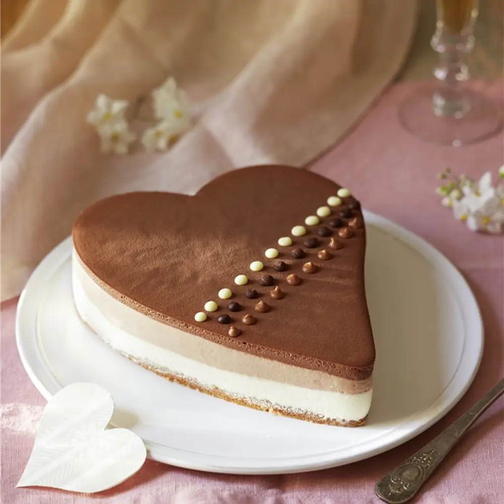 Tarta de mousse de chocolate de tres chocolates con forma de corazón