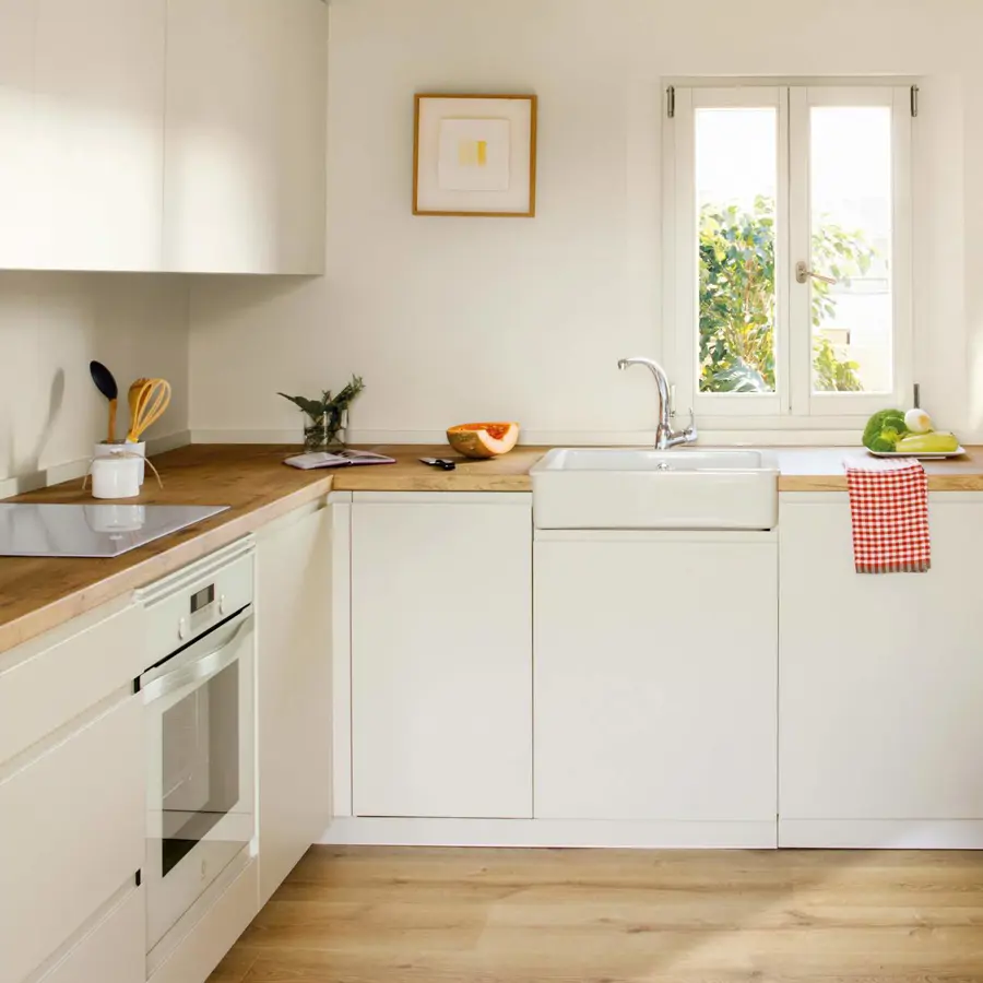 Cocina pequeña en blanco y madera