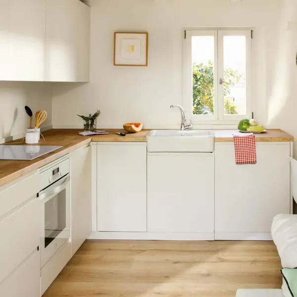 Cocina pequeña en blanco y madera