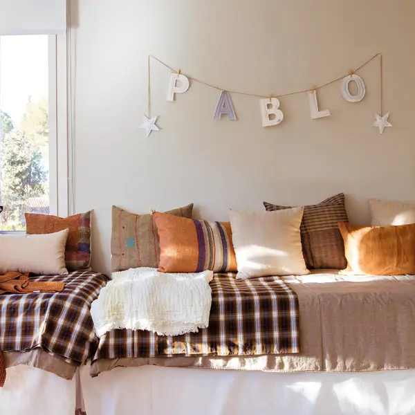 8 ideas estilosas para decorar con nombres el dormitorio de tus hijos: en forma de cuadros, grabado en el cabecero, con banderines...