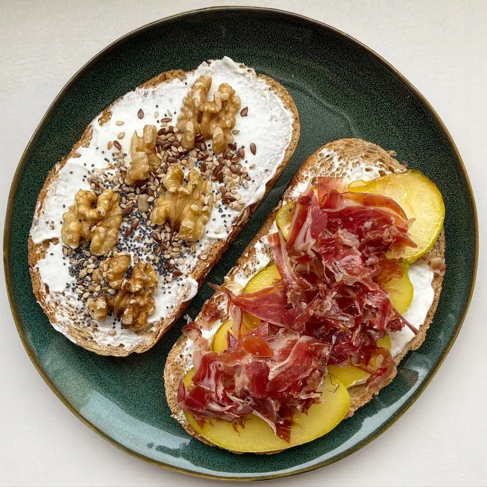 Tostadas con jamón serrano y manzana + queso fresco con nueces y semillas