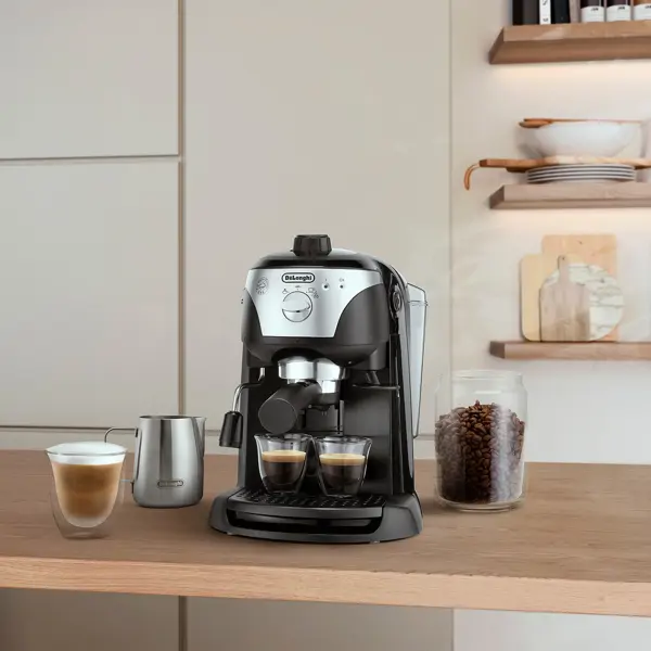 Adiós, cápsulas de café: De'Longhi “agota” a 85€ su cafetera espresso "tipo compacta", ideal para pisos pequeños y cocinas estrechas