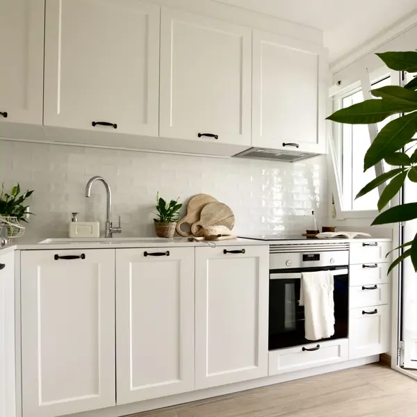 Un piso pequeño (de 78 m2) con cocina blanca, estilo costero y una idea original para el cabecero