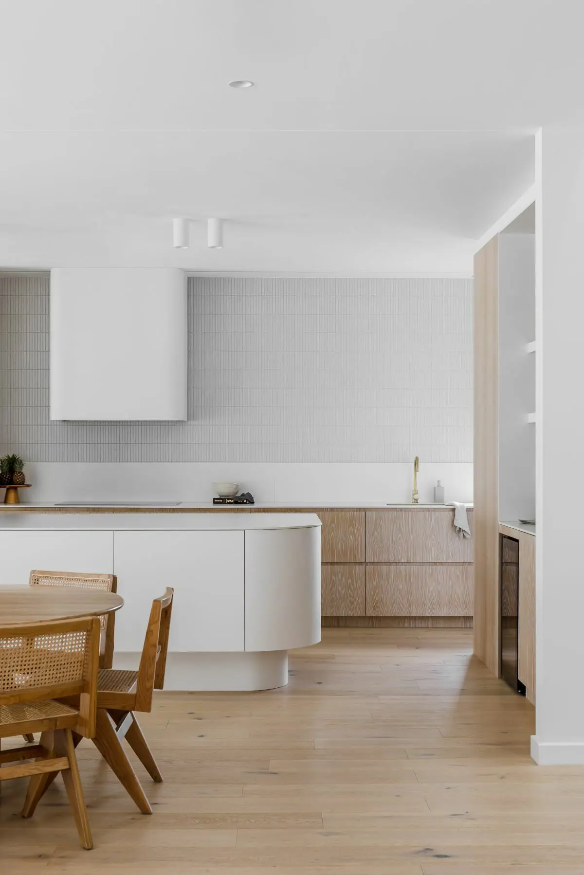 Cocina en blanco y madera de Neolith