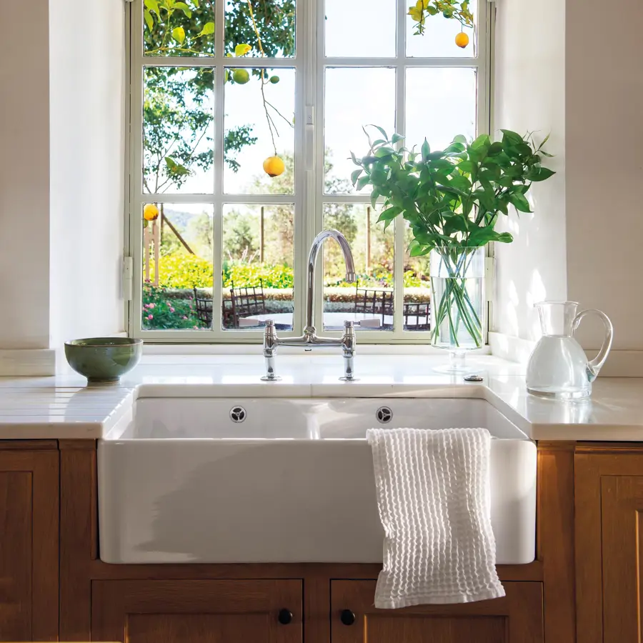 Cocina con lavabo incrustado y ventana con cuadrículas