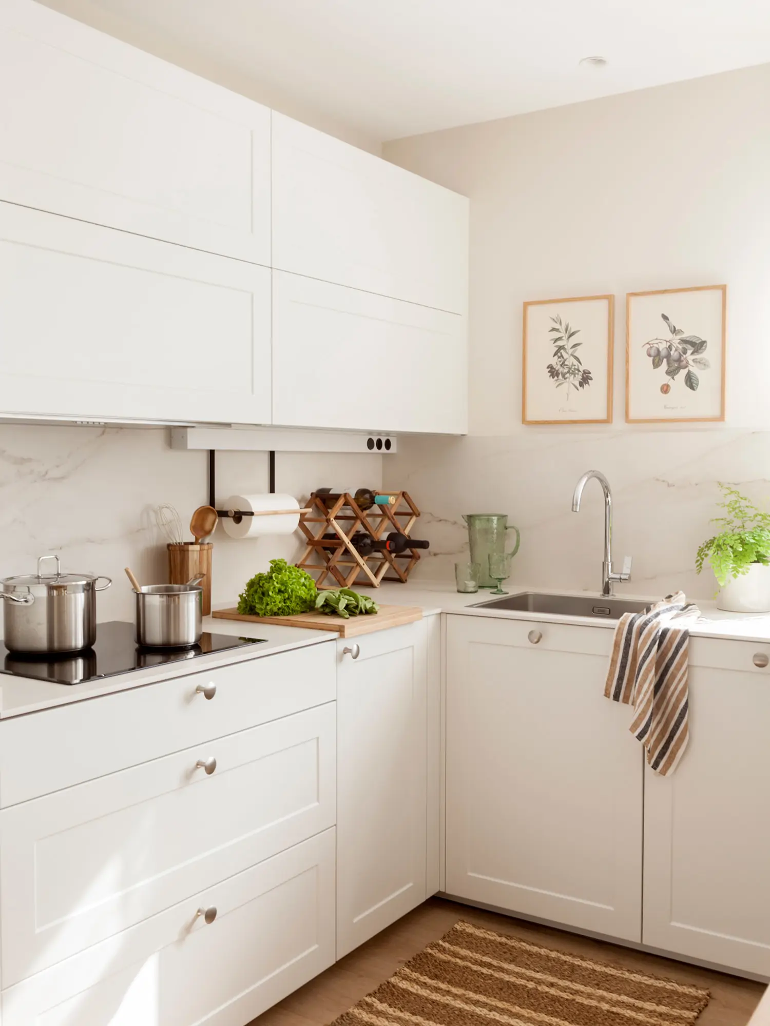 Cocina con organizador de pared