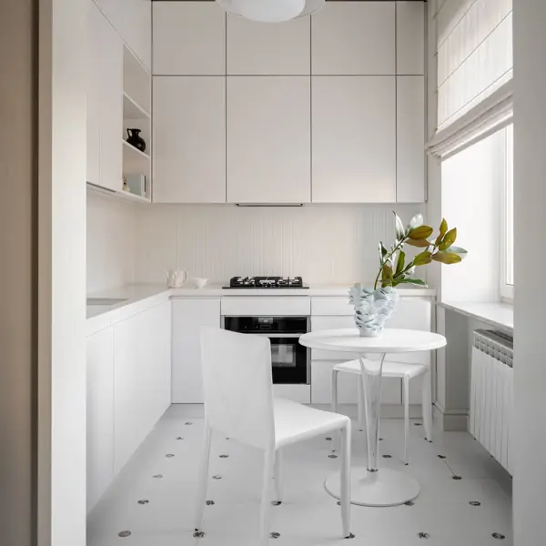 NO es aburrida: una cocina blanca y pequeña (de 7m2) con mesa invisible, muebles modernos y un suelo MUY original