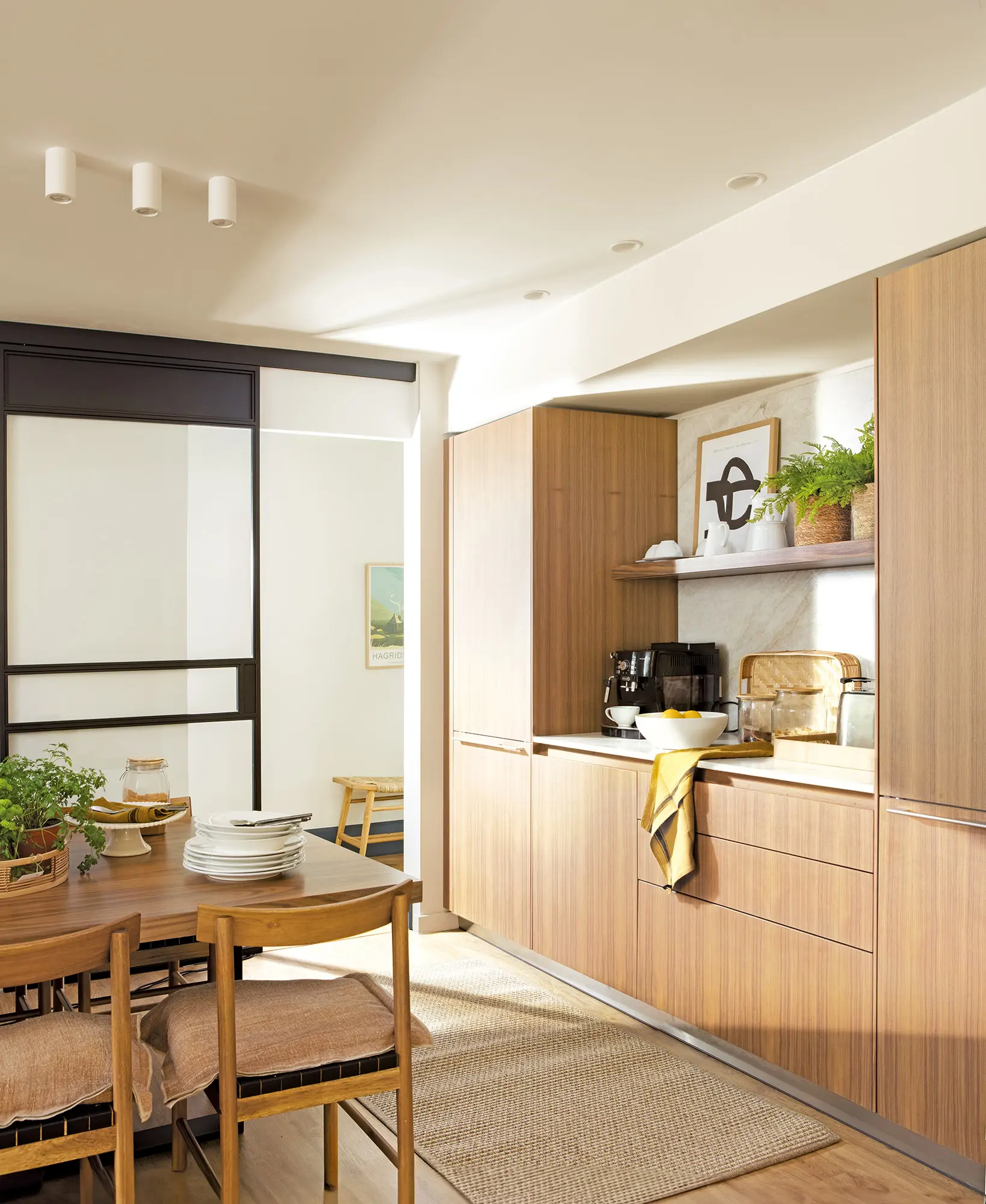 Cocina en madera con puerta de cristal