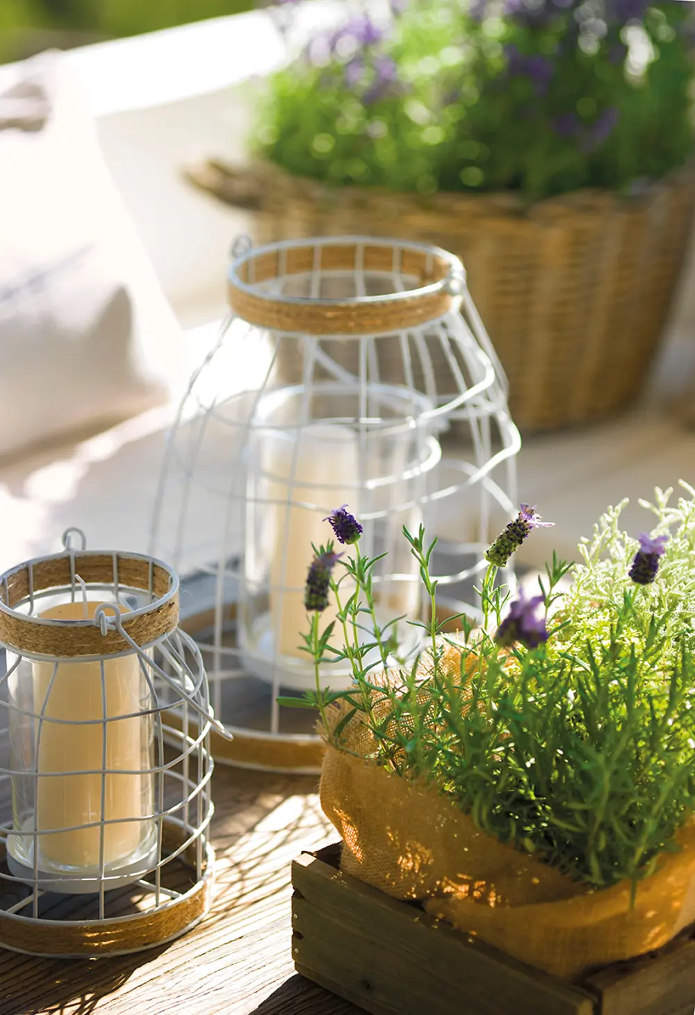 Detalle de portavelas y lavanda