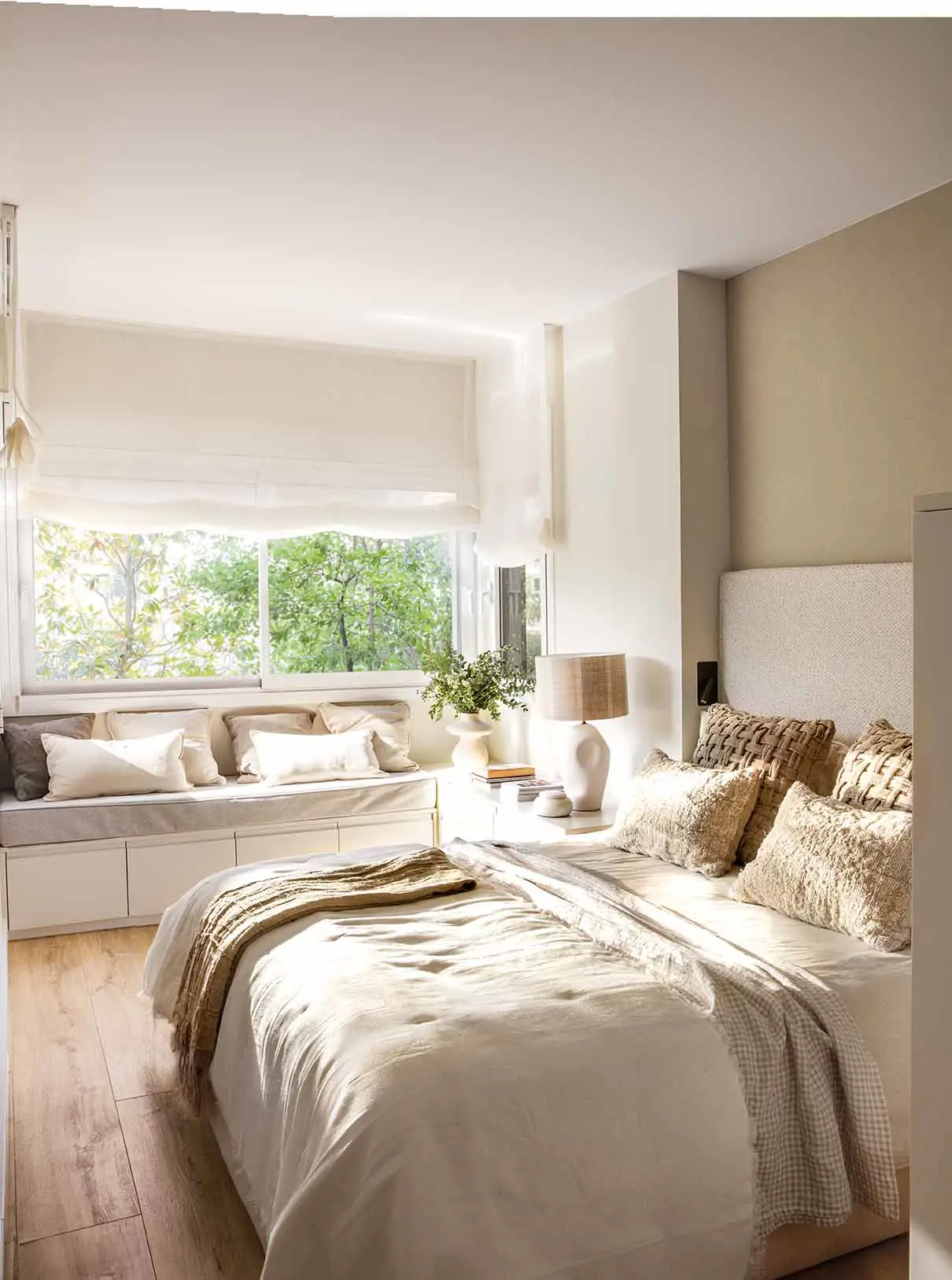 dormitorio banco bajo ventana colores blancos grises tierra beige estor