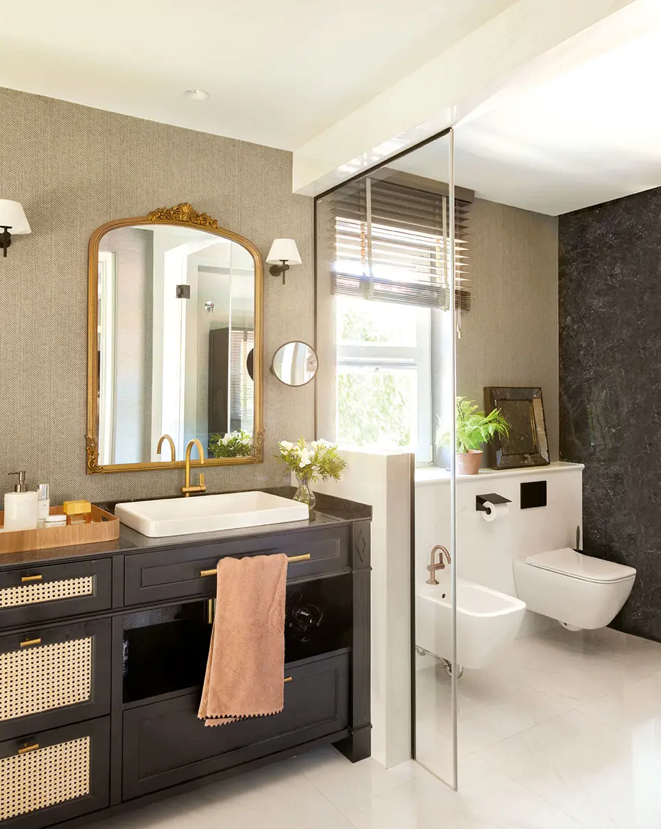 Baño con mueble negro con molduras y mampara de cristal