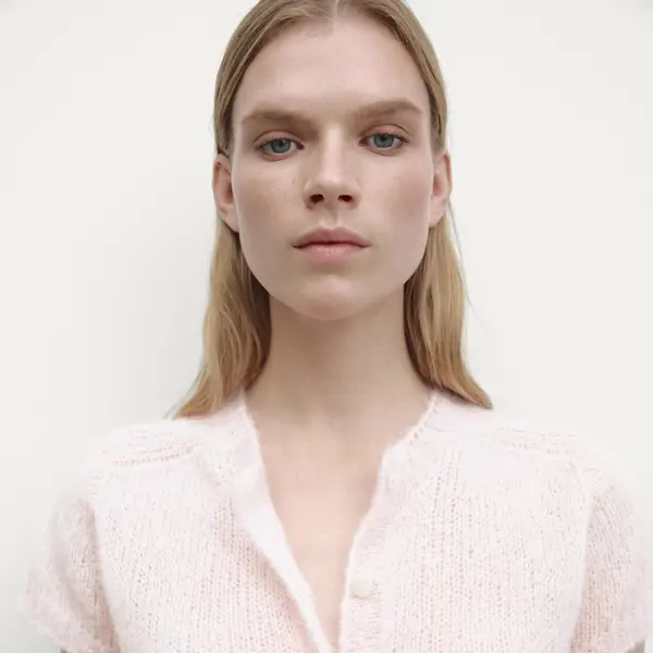 Acaba de llegar a Massimo Dutti el jersey holgadito y finito tipo "polo" en el color tendencia de 2025 que usaremos toda la primavera