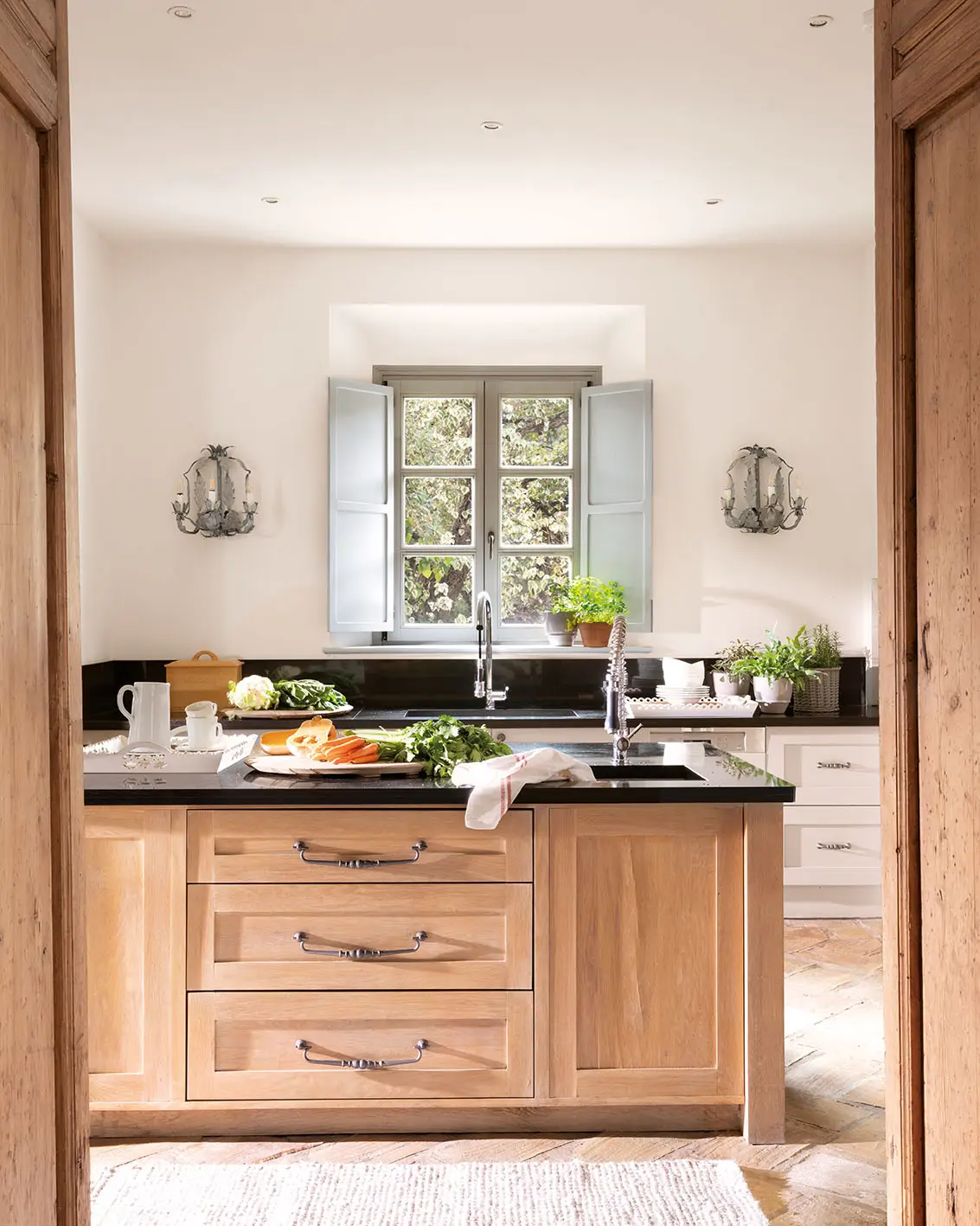 Cocina de madera con encimera negra