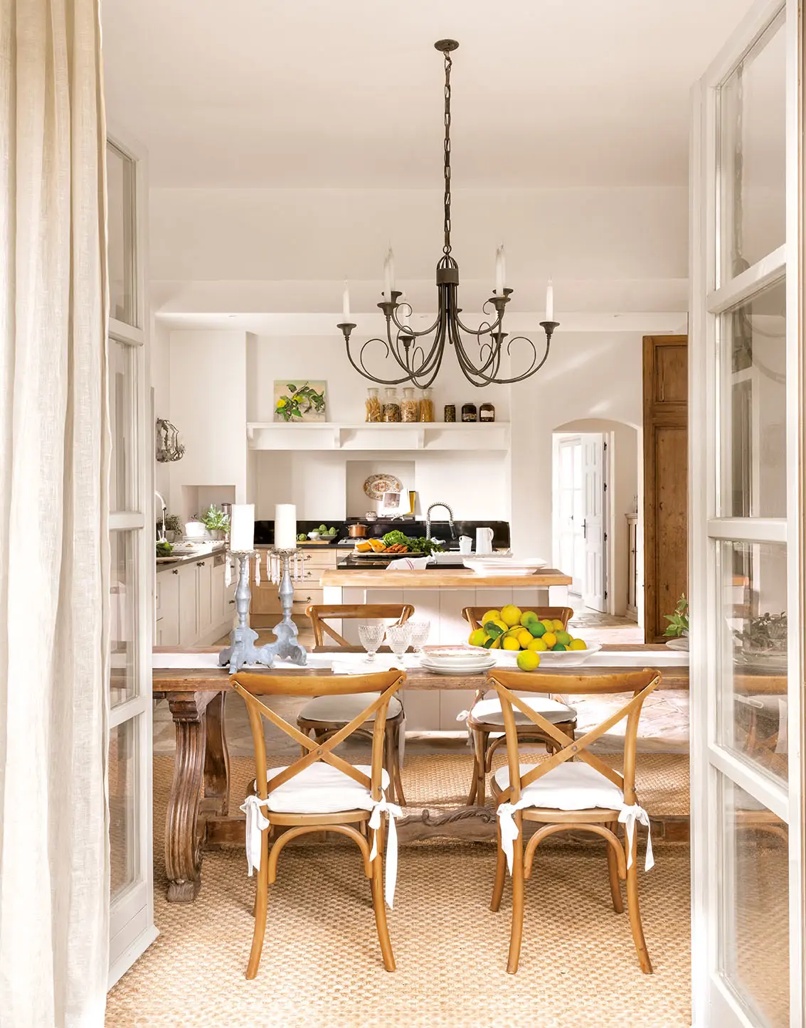 Cocina con comedor-office con mesa de madera