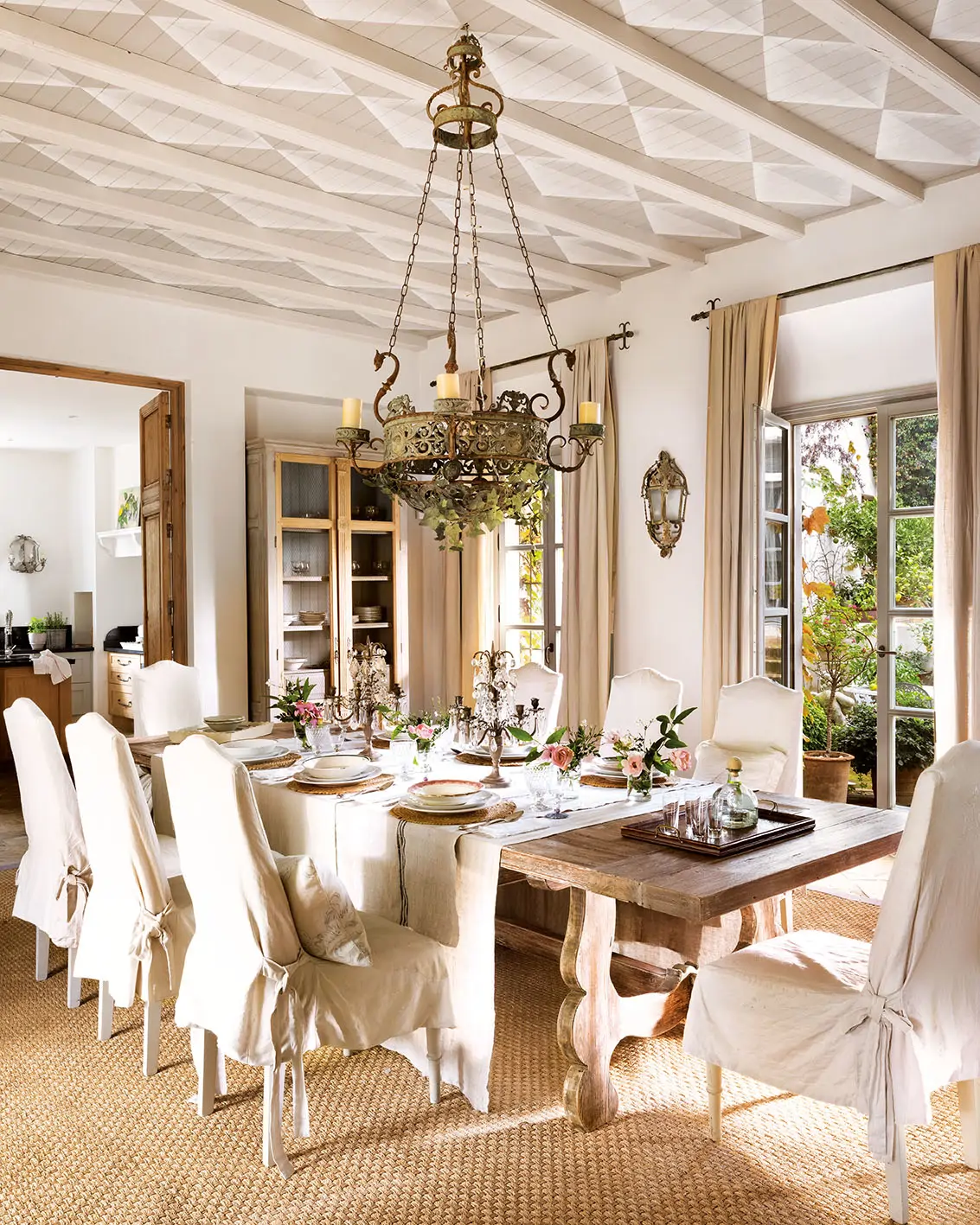 Mesa de comedor de madera con sillas con fundas extraíbles