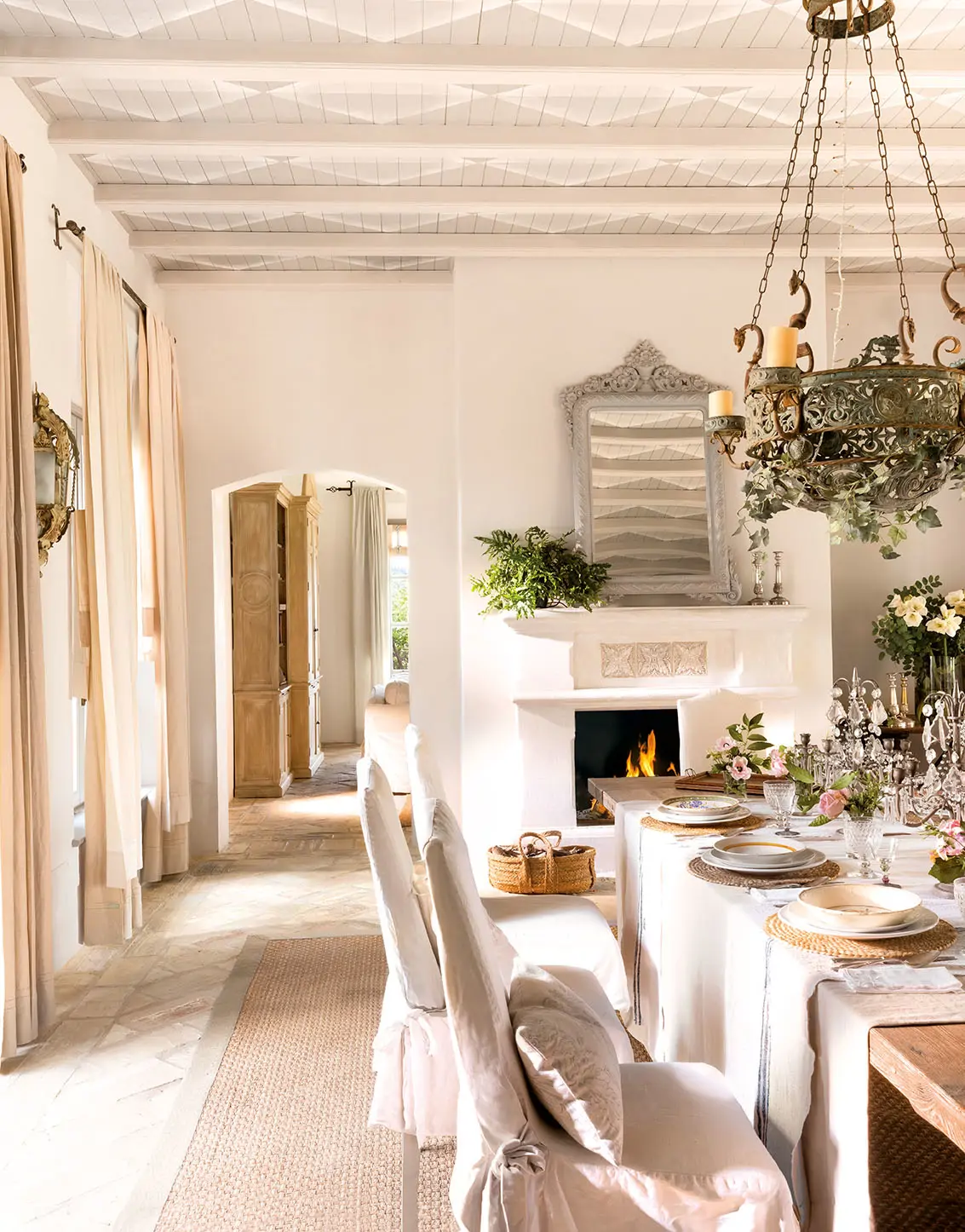 Comedor con techos pintados con geometrías
