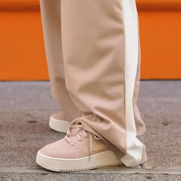 Nike "liquida" al 40% sus zapatillas en tendencia que te hacen parecer más alta