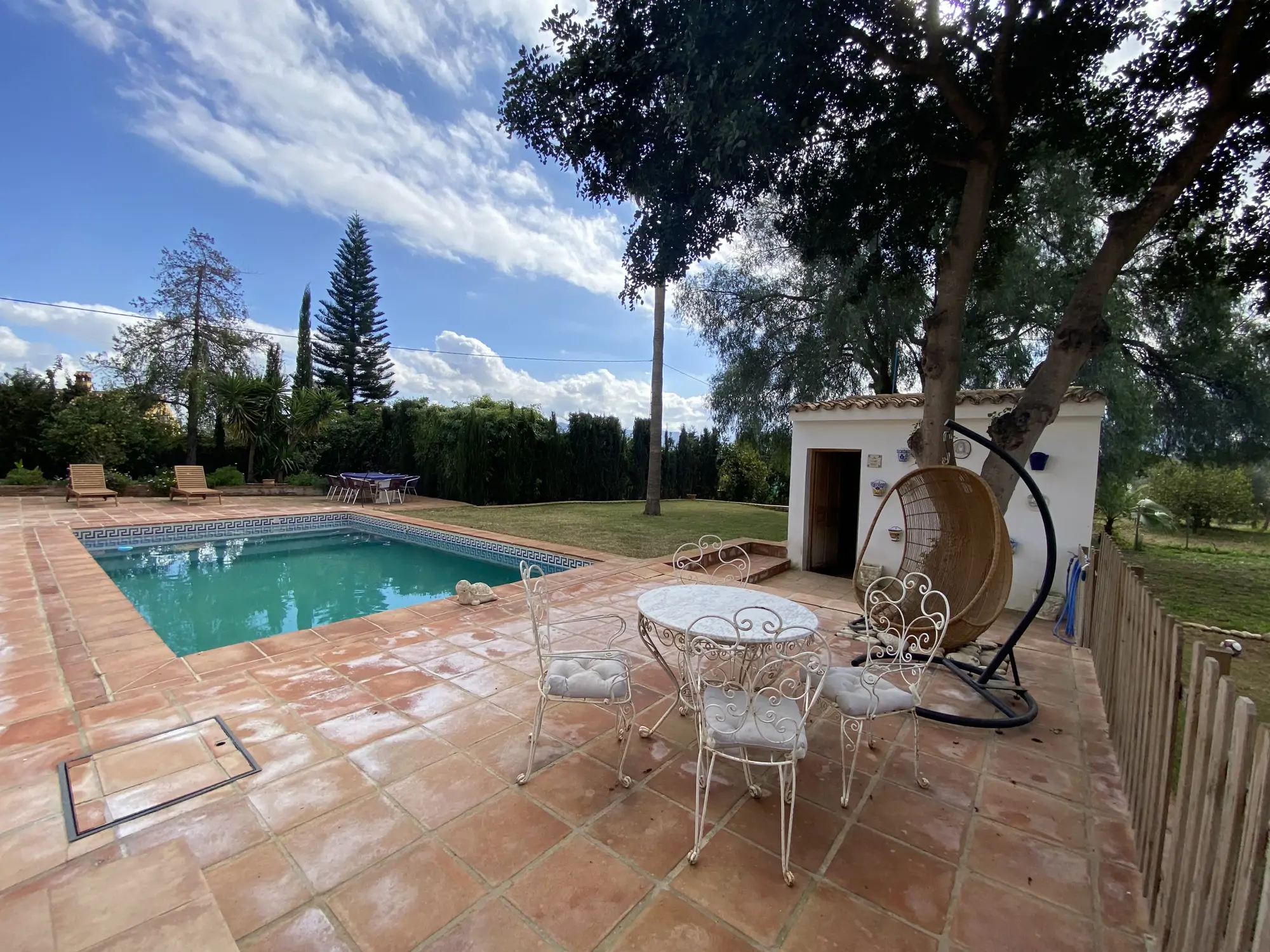 Una piscina rodeada de naturaleza