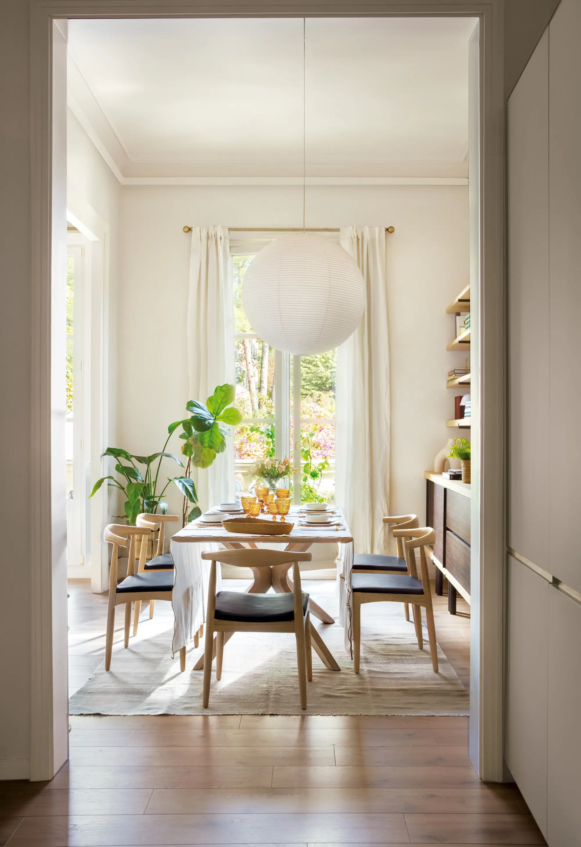 Comedor moderno con mesa y sillas de madera