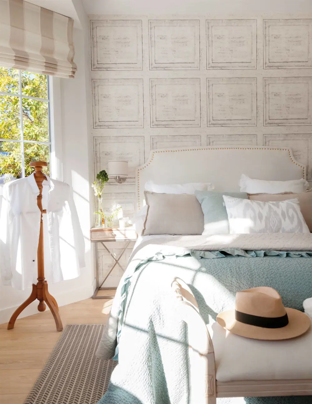00538308 Dormitorio con pared cabecero con papel pintado que simula cuadros