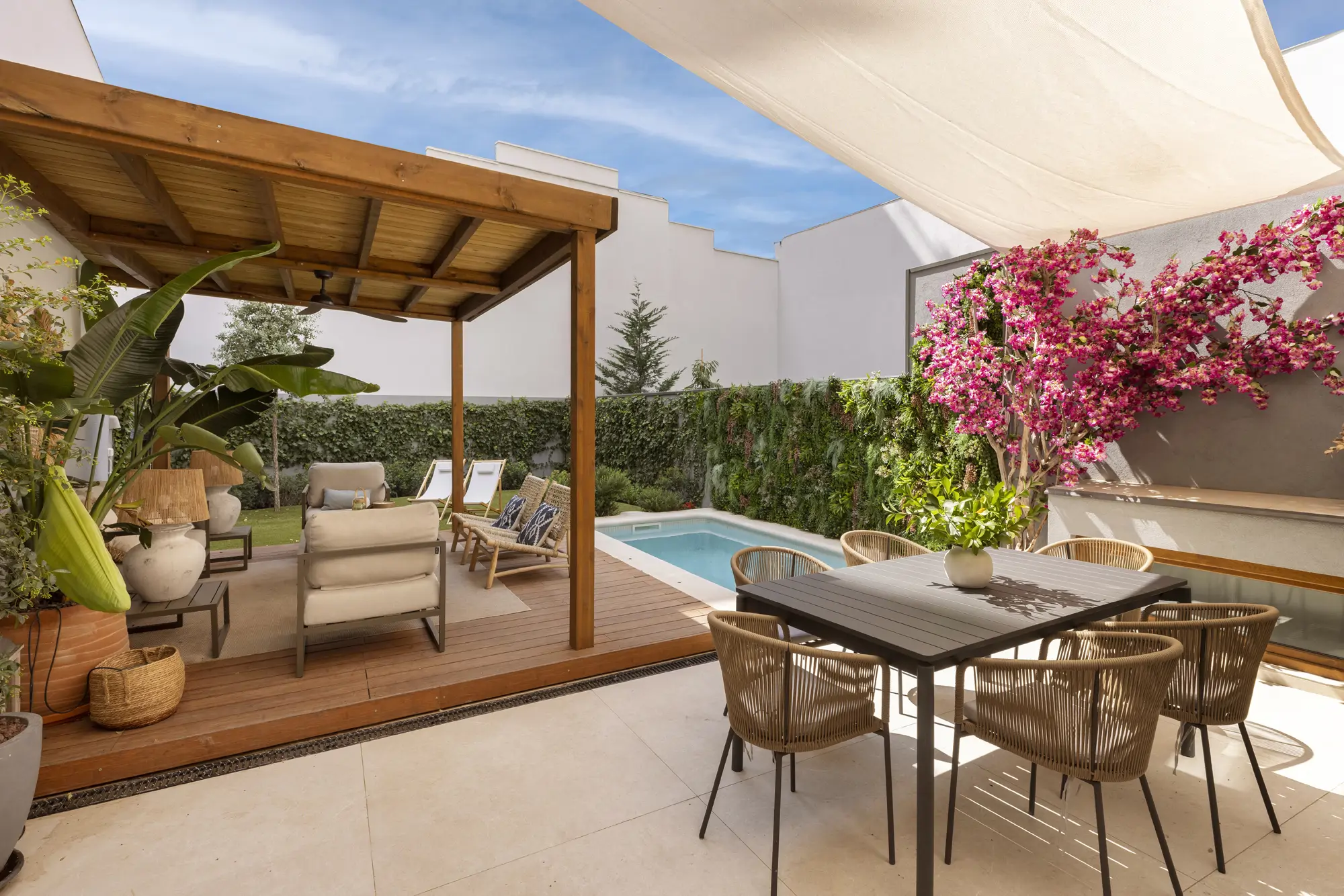 Con comedor exterior abrazado de naturaleza