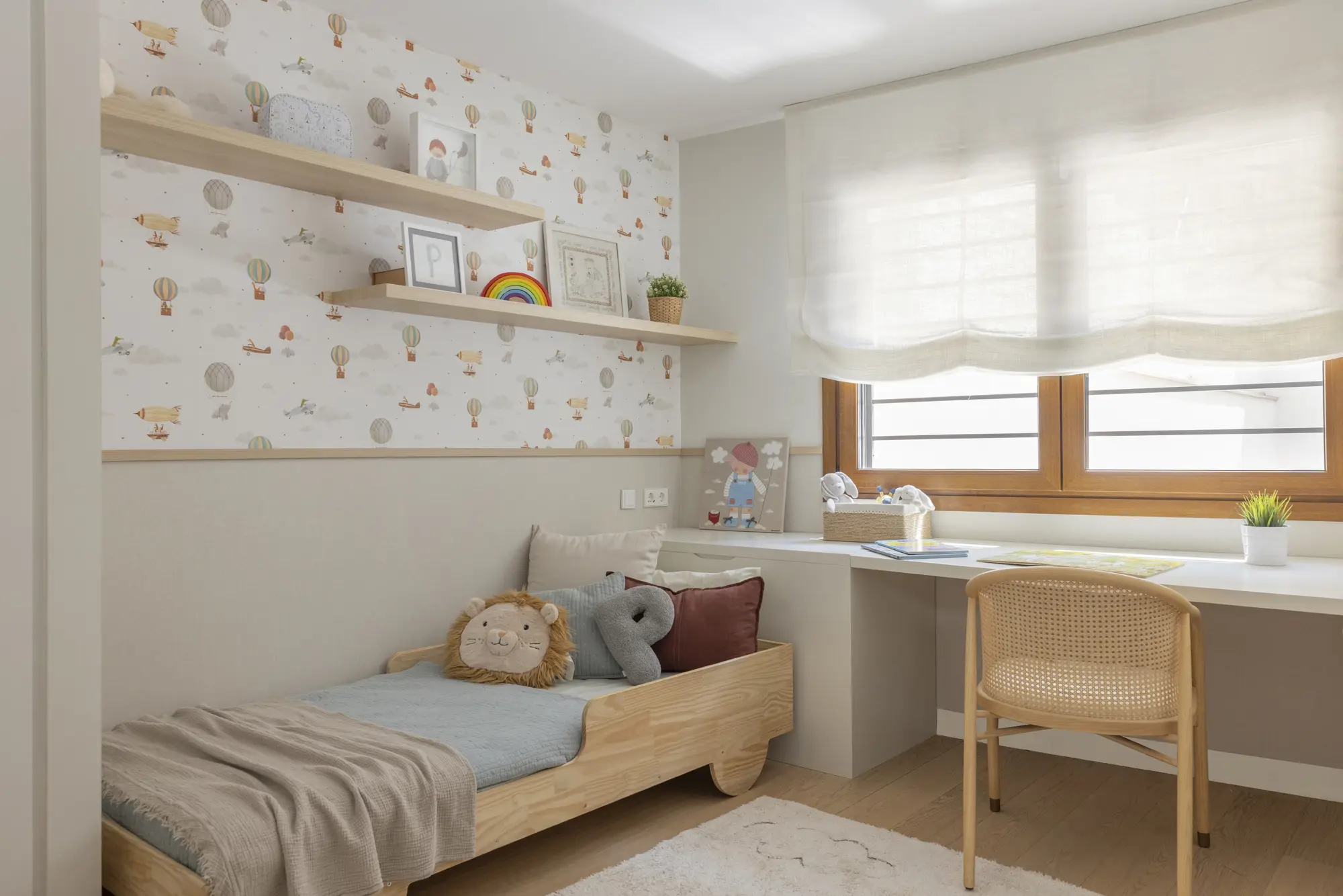 El dormitorio infantil con un papel pintado encantador