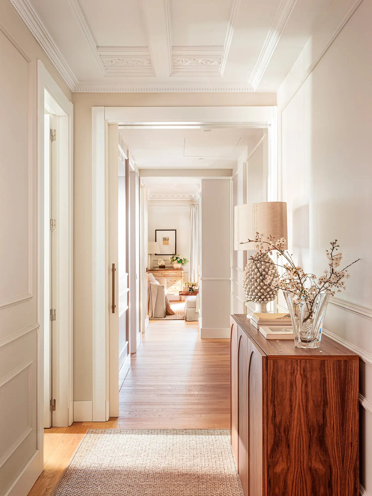 Pasillo con cómoda de madera y molduras