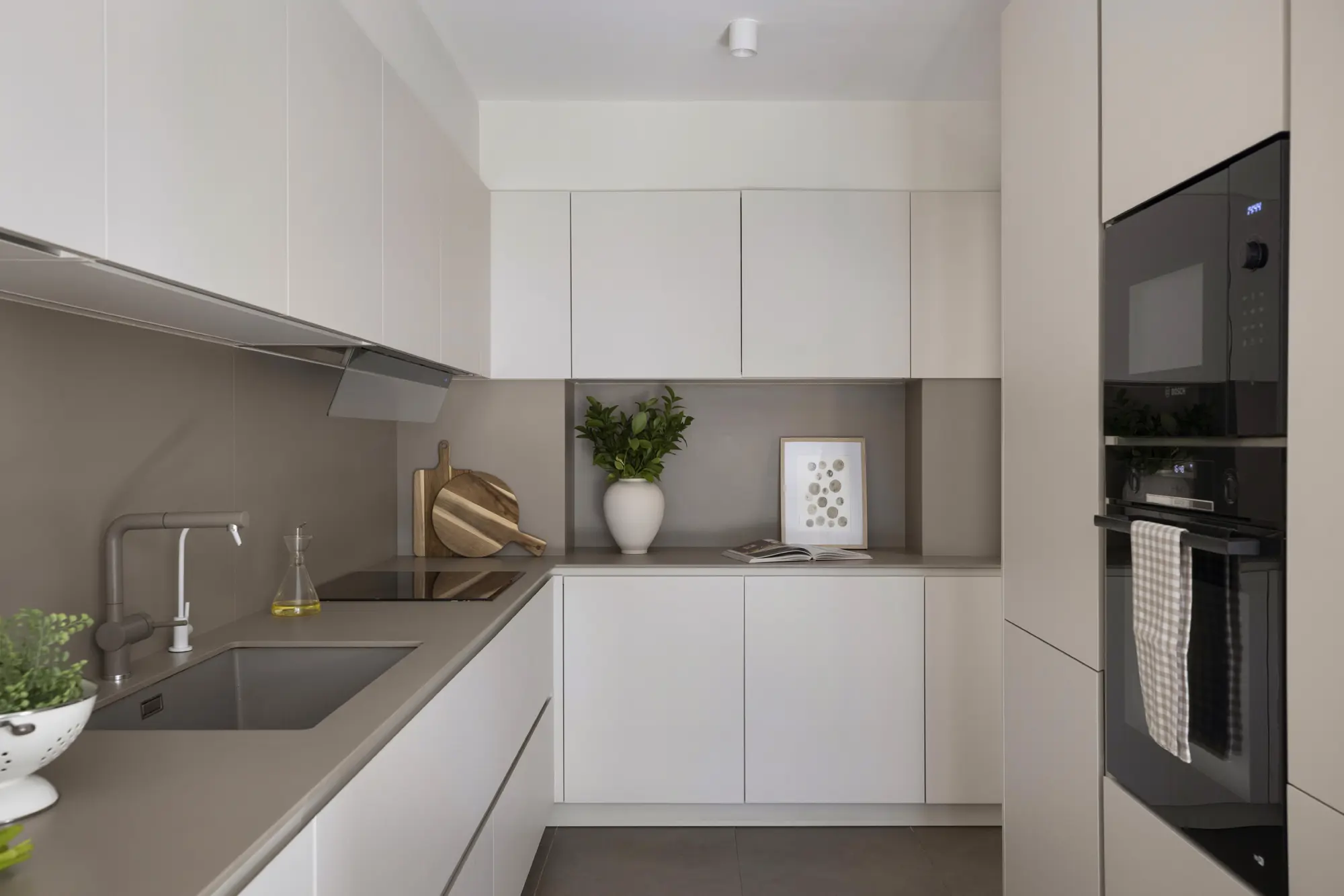 Una cocina moderna de líneas rectas