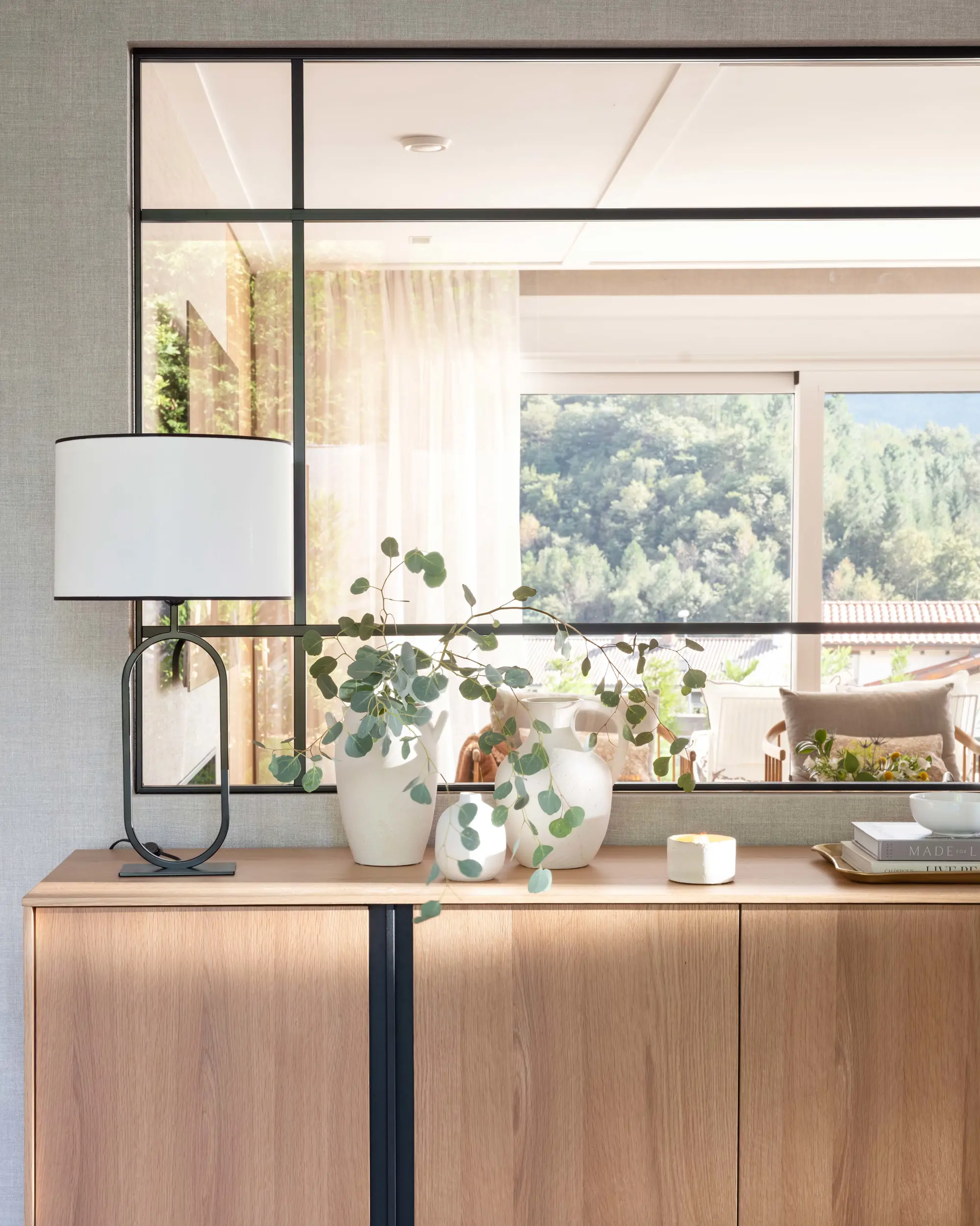 Recibidor con mueble y espejo de cuadrícula