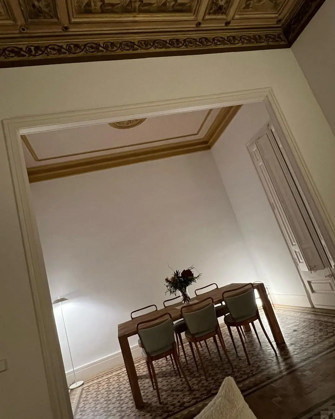 Un comedor con paredes vacías