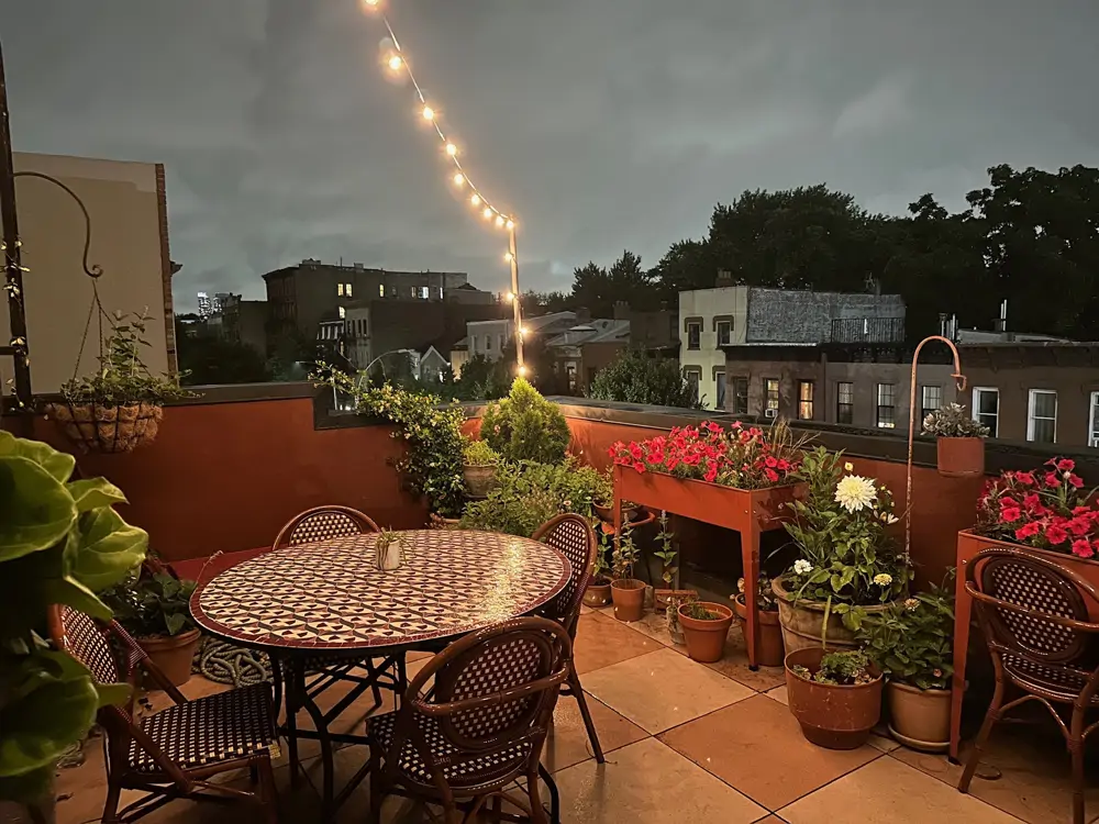 Después: una terraza llena de vida y muy colorida