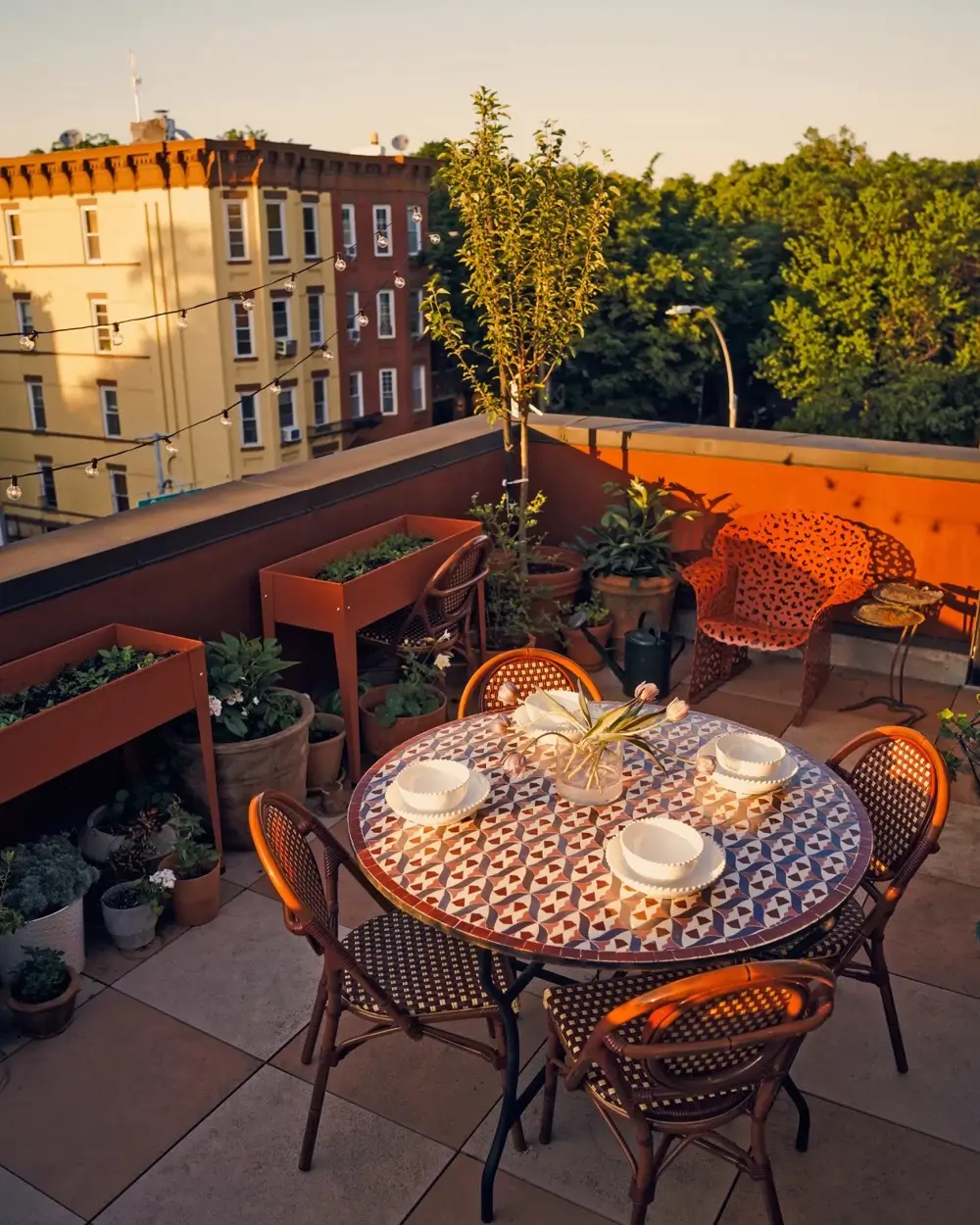 Después: una terraza llena de vida y muy colorida