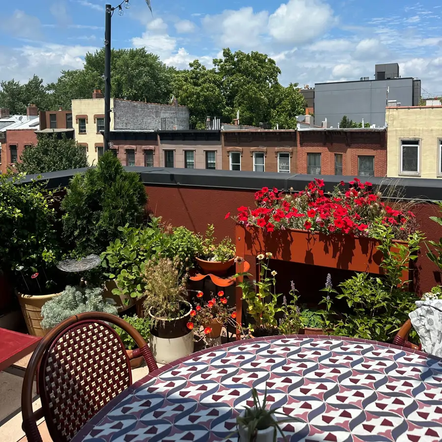 Esta terraza de Brooklyn ha pasado a ser un sitio vacío y aburrido a convertirse en un oasis en medio del caos de la ciudad